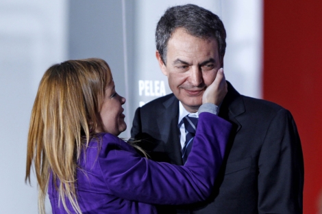 Pajn abraza a Zapatero en un mtin de la ltima campaa electoral en Alicante. | Ernesto Caparrs