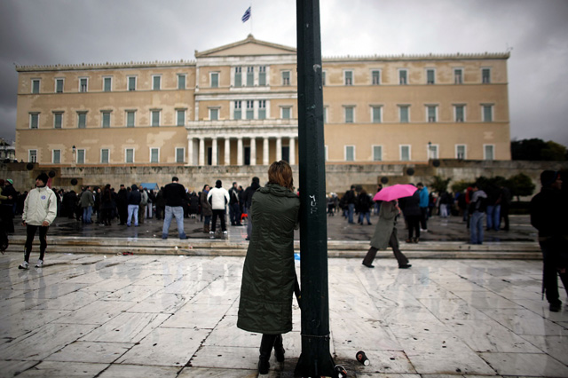 Una manifestante contra los recortes frente al Parlamento griego. | Afp