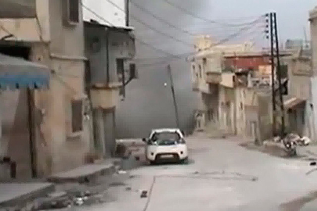 Imagen tomada por AFP de un vdeo de Youtube sobre el bombardeo de ayer de Homs. | Afp/Youtube