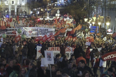 Miles de personas se han manifestado en el centro de Madrid contra los recortes. | Efe