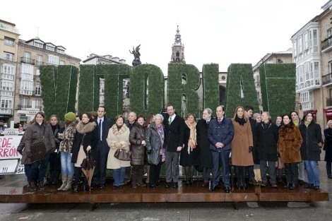 Maroto y su corporacin en el Gobierno de Vitoria posan en la escultura vegetal. | Efe