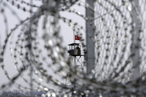 Alambrada cerca de la ciudad griega de Orestiada junto a una torre de vigilancia turca. | Reuters