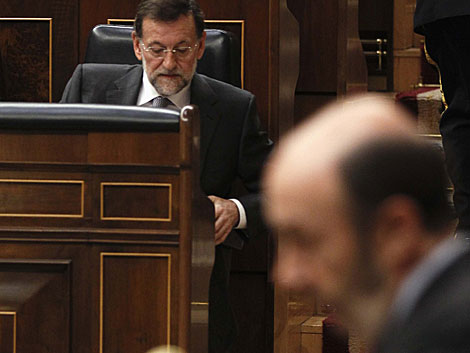 Rajoy y Rubalcaba durante el debate parlamentario. | Reuters/Andrea Comas