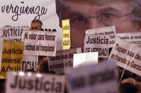 Partidarios de Garzn protestan en la Puerta del Sol contra la sentencia. | Javier Barbancho
