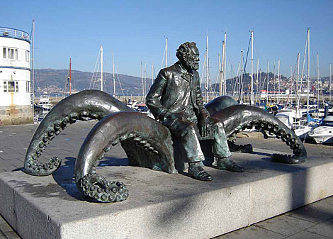 Estatua en homenaje a Julio Verne en el Puerto de Vigo.