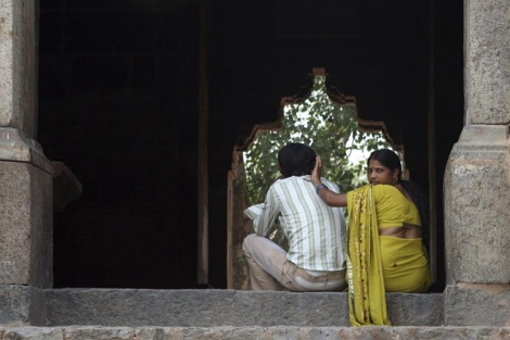 Una pareja india, en unas ruinas en Nueva Delhi. | Efe