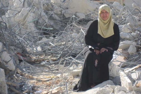 La casa arrasada por Israel de una mujer beduina. | Amnista Internacional