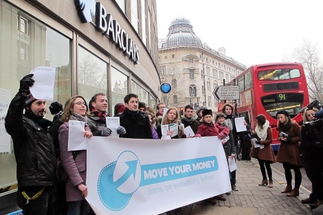 Pancarta de protesta ante la sede de Barclays en Londres.