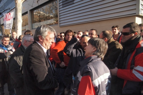 Gregorio Gordo junto a los manifestantes en la Asamblea de Madrid. | EL MUNDO