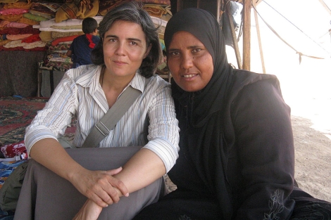 La misonera Alicia Vacas con una mujer beduina. | Manos Unidas