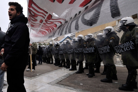 Polica antidisturbios en Atenas durante la primera jornada de huelga general de 48 horas. | Afp