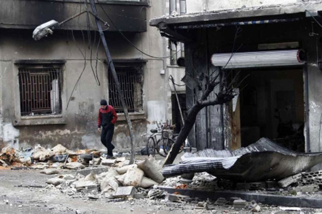 Un hombre camina por una calle de Homs. | Ahmed Jadallah | Reuters