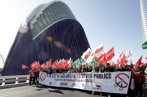Miles de personas protestan ante el gora de Calatrava. | Efe