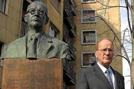 Snchez Ruiprez, junto a su busto en Salamanca.