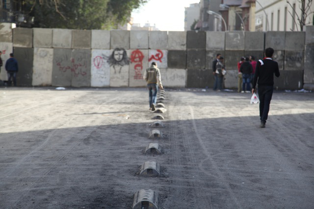 Uno de los muros levantados en torno a la plaza Tahrir en El Cairo. | F.C.