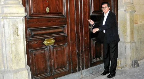 Jaume Matas en el portal de su 'palacete' de Palma.