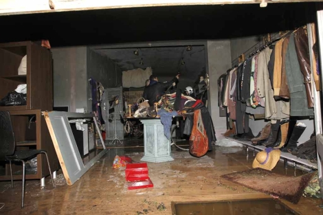 Aspecto de la tienda de ropa tras la explosin. | Jordi Soteras