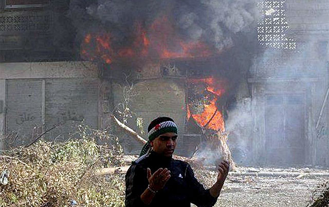 Un hombre junto a una casa bombardeada por el Ejrcito sirio. | Efe