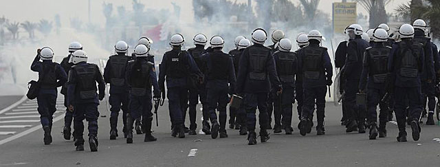 Policas bahreines lanzan gases lacrimgenos en el centro de Manama. | Efe