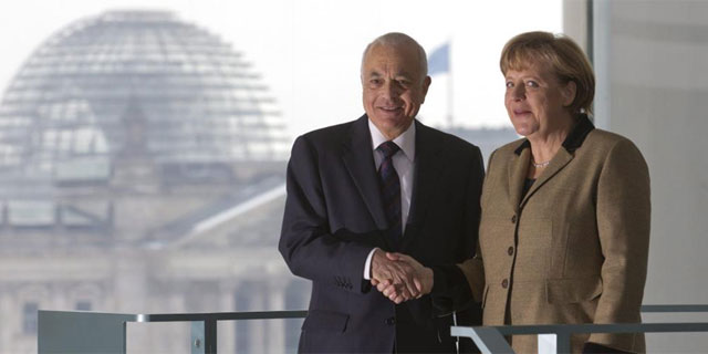 Angela Merkel junto al secretario general de la Liga Árabe, Nabil el Arabi, en Berlín. | Efe