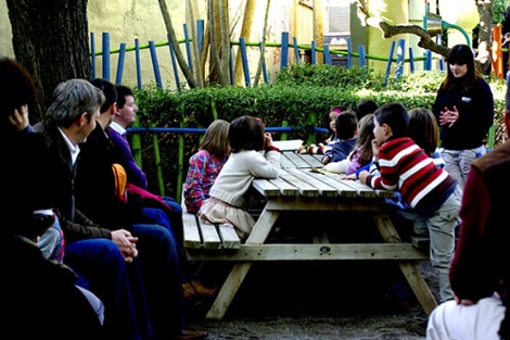 Un grupo de nios participa en los talleres de 'Aventureros de selva', en el zoo de Fuengirola.