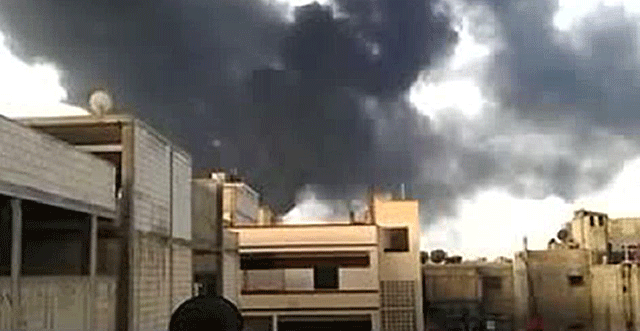 Una nube sobrevuela Homs tras el bombardeo al oleoducto. | Afp