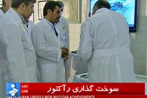 El presidente de Irn, Mahmud Ahmadineyad, (c) visitando el reactor nuclear de Tehern. | Efe