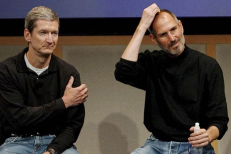 Tim Cook (Izda.) y Steve Jobs, en una imagen de archivo de 2007. | Efe
