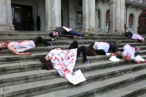 Los estudiantes, durante la protesta en la escalinata del ayuntamiento. | R. S.