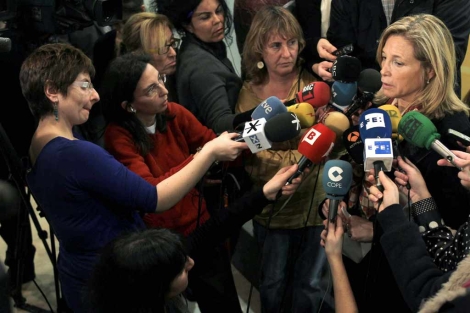 Joana Ortega, esta mañana, tras el anuncio del recorte. | Efe