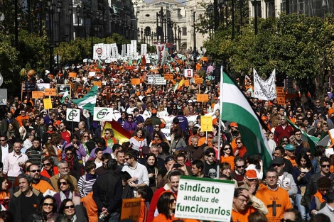 Miles de funcionarios en la avenida de la Constitucin de Sevilla. | Esther Lobato
