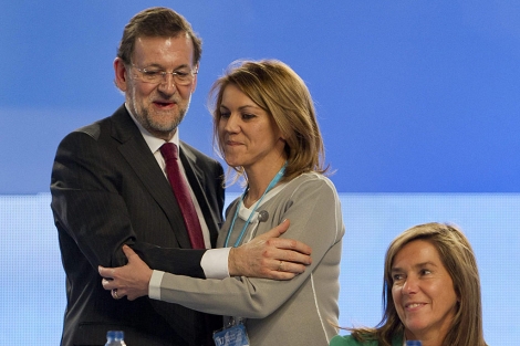Rajoy y Cospedal se saludan ayer en presencia de Mato. | Efe