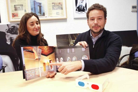 Cristina Carrasco y Jos Fontalba con uno de sus libros. | J. Domnguez