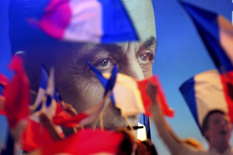 Seguidores esperan la llegada de Sarkozy para su mitin en Marsella. | Reuters