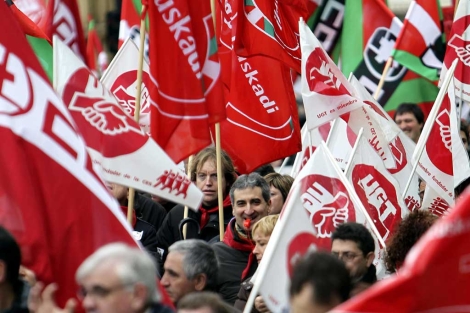 Manifestantes de CCOO y UGT portan banderas en la manifestacin de San Sebastian. | Efe