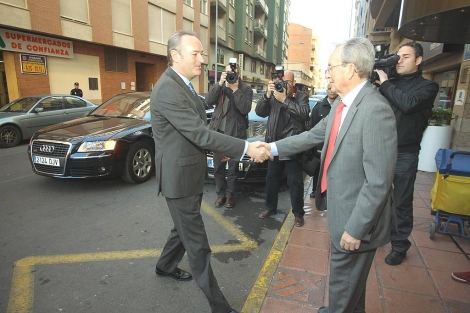 Alberto Fabra a su llegada a la reunión con los empresarios. | E. Torres