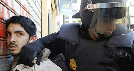 Otro de los detenidos por la Polica. | Efe/Juan Carlos Crdenas