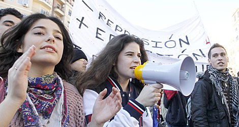 Estudiantes protestando contra la actuacin policial. | Reuters/Heino Kalis