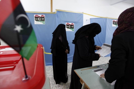 Unas mujeres votan en la ciudad libia de Misrata. | Reuters