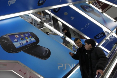 Un anuncio de la PS Vita de Sony en el metro de Tokio. | Reuters