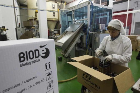 Una empleada de Cafs El Abra manipula sobres y cpsulas biodegradables. | Iaki Andrs