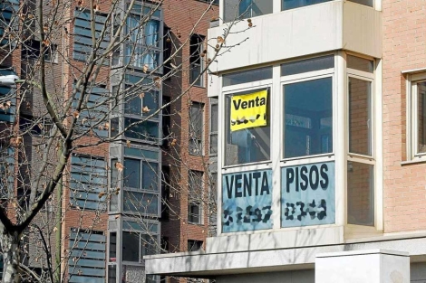Piso con el cartel de 'Se vende' en Madrid. | Diego Sinova