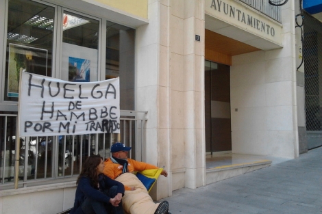 El afectado, este martes, junto a la puerta del Ayuntamiento de Calpe. | E.M.