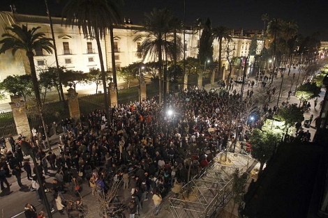 Un millar de personas concentradas ante la sede del PP, en Sevilla. | Efe
