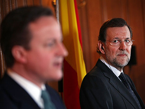 Rajoy observa a Cameron durante la rueda de prensa. | Afp