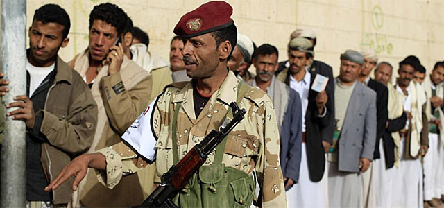 Yemenes esperan para votar en Al Hasaba, en San. | Reuters