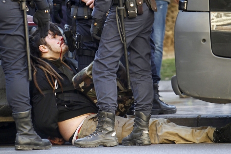 La Polica detiene a un joven de Valencia, herido tras las cargas. | Jos Cullar