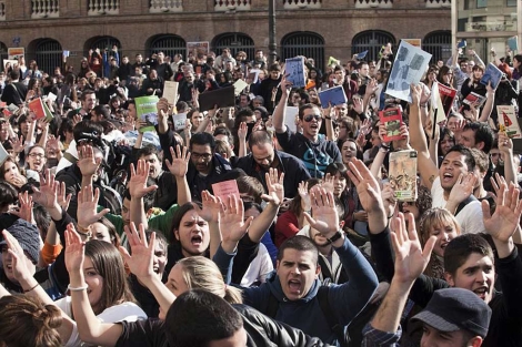 Jvenes exhiben sus libros en protesta contra la actuacin policial | Vicent Bosch