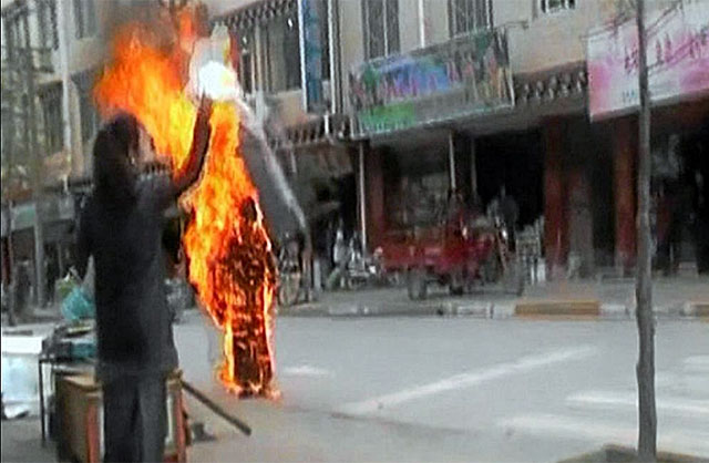 Una monja se quema a lo bonzo en una calle de Tawu.