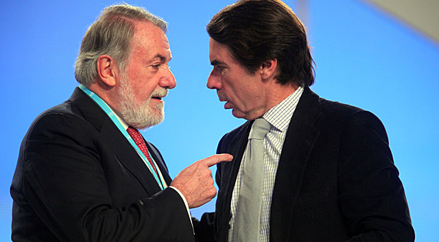 Mayor Oreja conversa con Aznar el pasado fin de semana en el congreso del PP. | Jess Morn